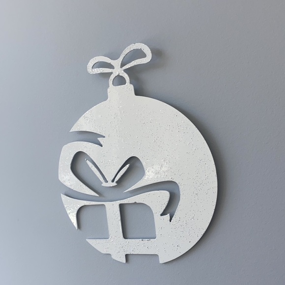 Boule de Noël en métal , decoration unique fait au Québec blanc brillant cadeau - Picture 3 of 5